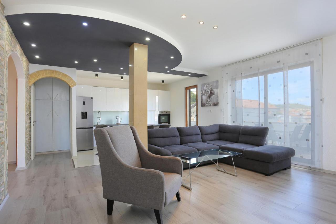 Apartments With A Parking Space Mastrinka, Ciovo - 4324 Trogir Bagian luar foto