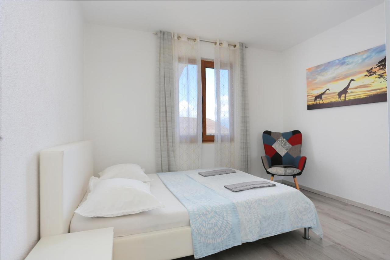 Apartments With A Parking Space Mastrinka, Ciovo - 4324 Trogir Bagian luar foto