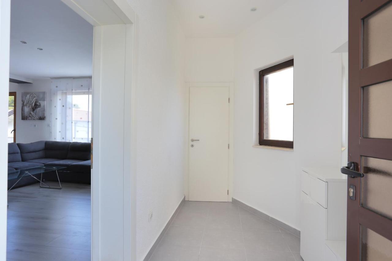 Apartments With A Parking Space Mastrinka, Ciovo - 4324 Trogir Bagian luar foto